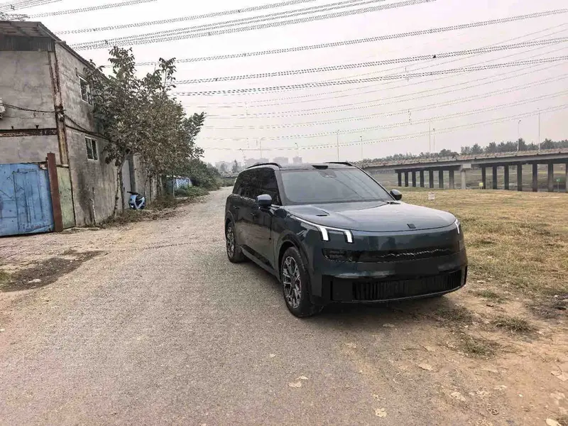 Vehicle photo 3