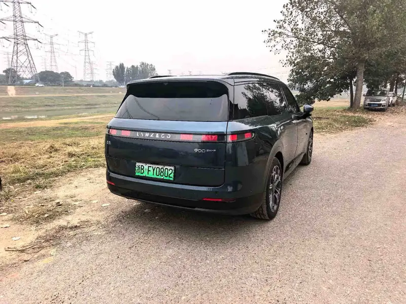 Vehicle photo 4