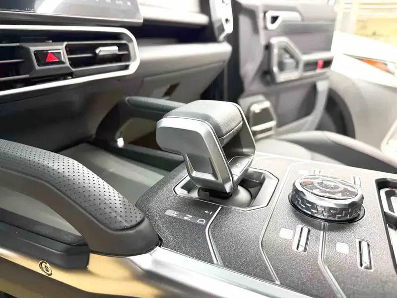 Vehicle photo 11