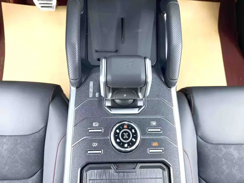 Vehicle photo 12