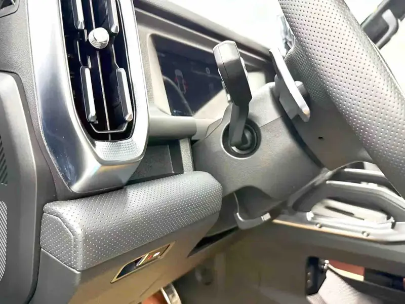Vehicle photo 13