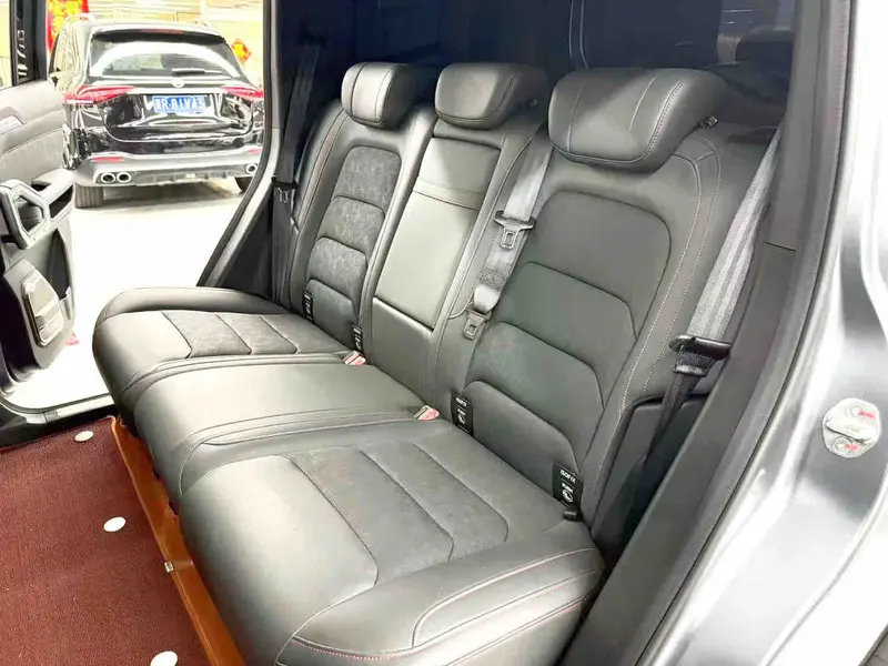 Vehicle photo 17