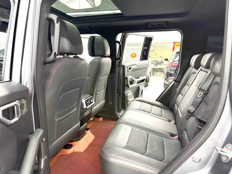 Vehicle photo 18