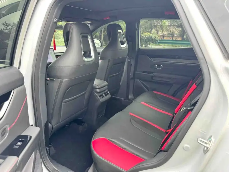 Vehicle photo 8