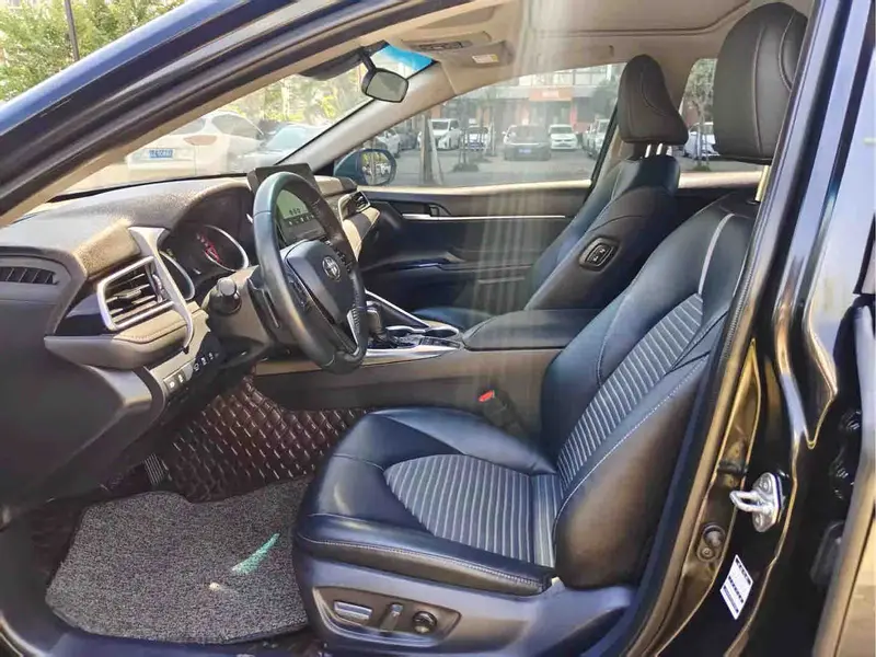 Vehicle photo 8