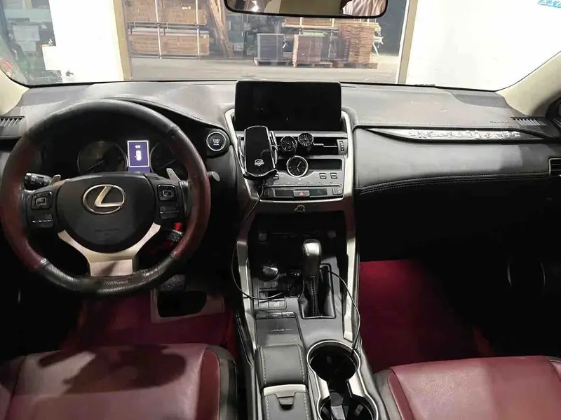 Vehicle photo 7