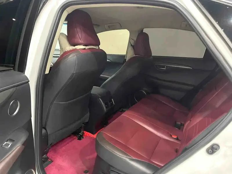 Vehicle photo 8