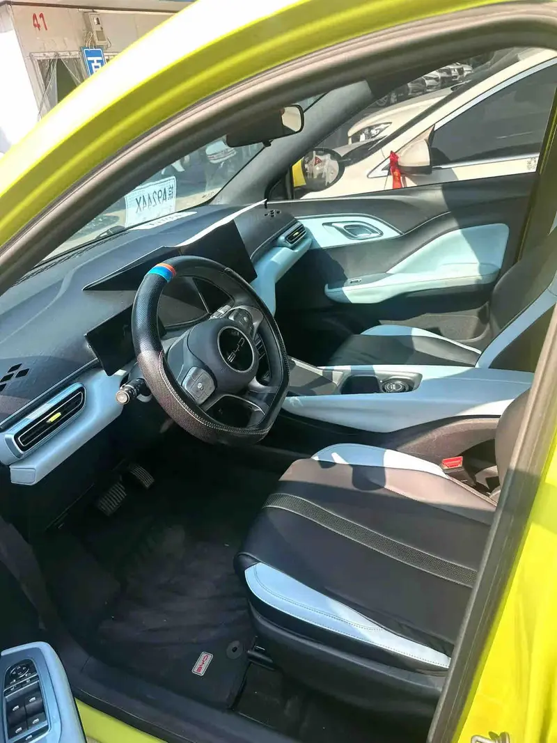 Vehicle photo 6