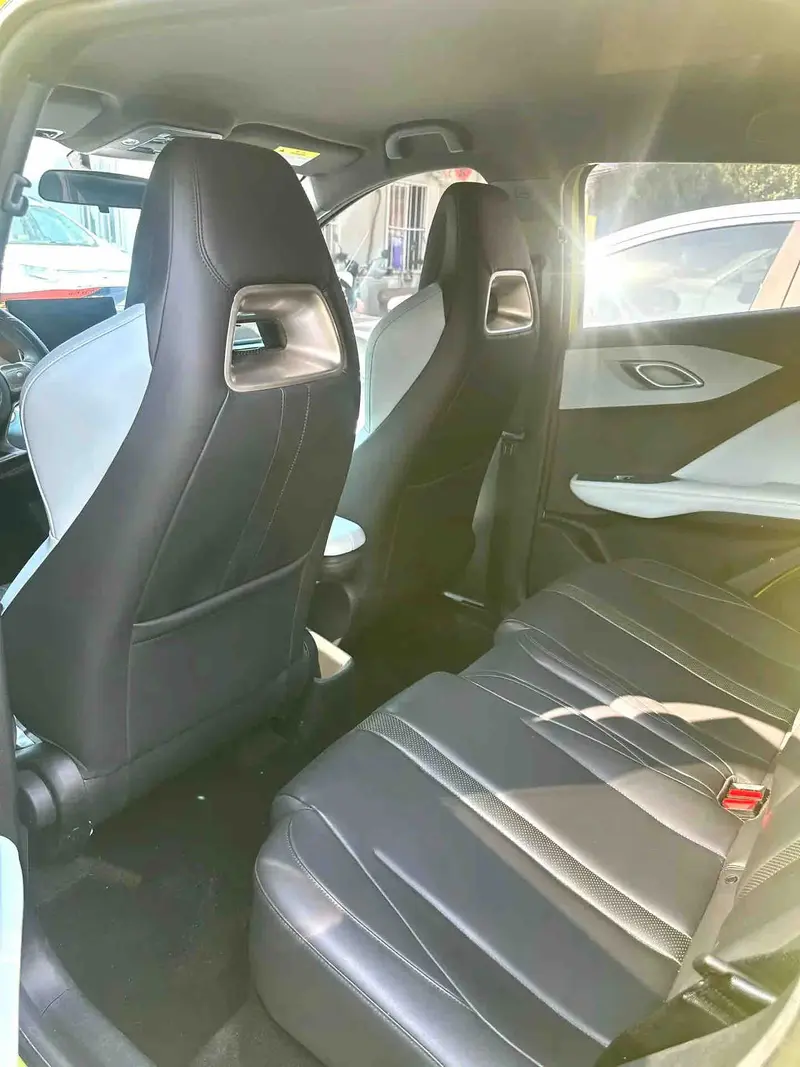 Vehicle photo 7