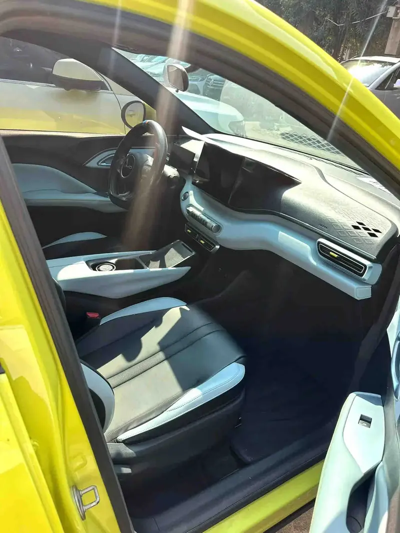 Vehicle photo 8