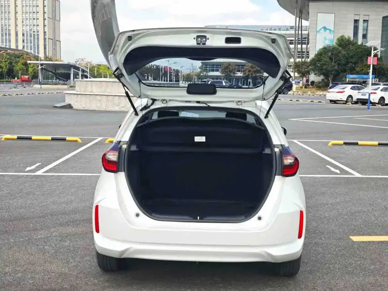 Vehicle photo 7