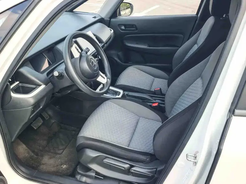 Vehicle photo 10