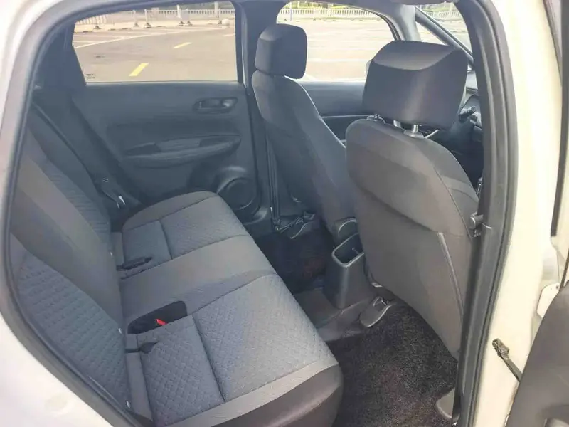Vehicle photo 13