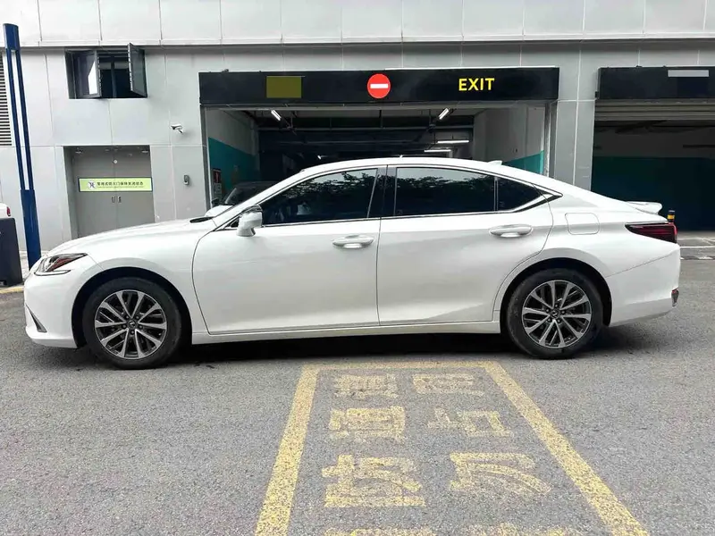 Vehicle photo 3