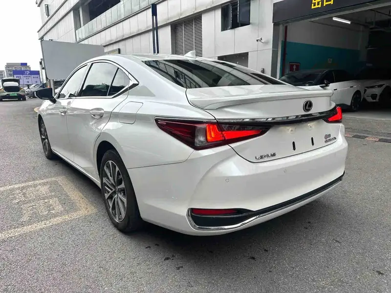 Vehicle photo 4