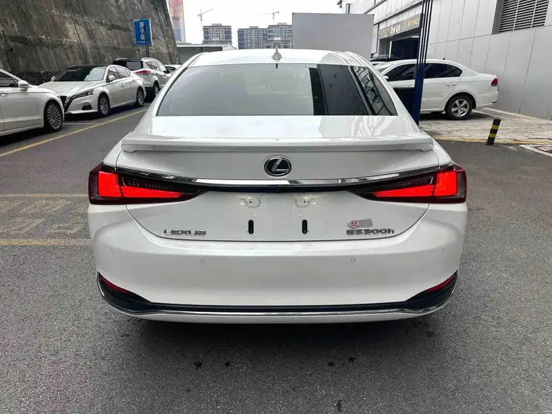 Vehicle photo 5