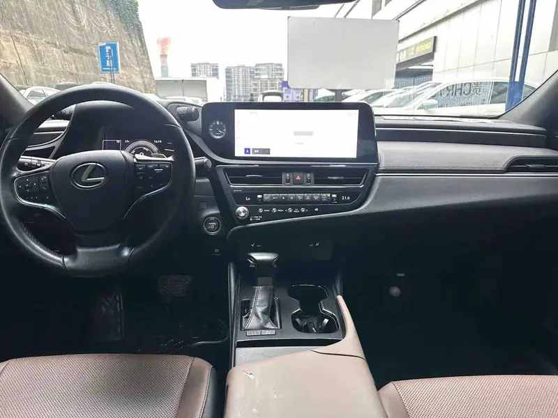 Vehicle photo 6