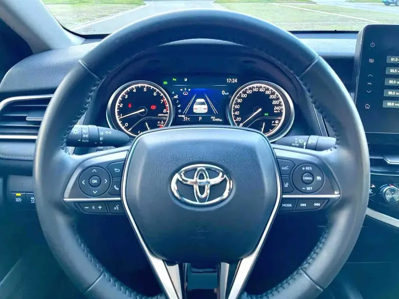 Vehicle photo 6