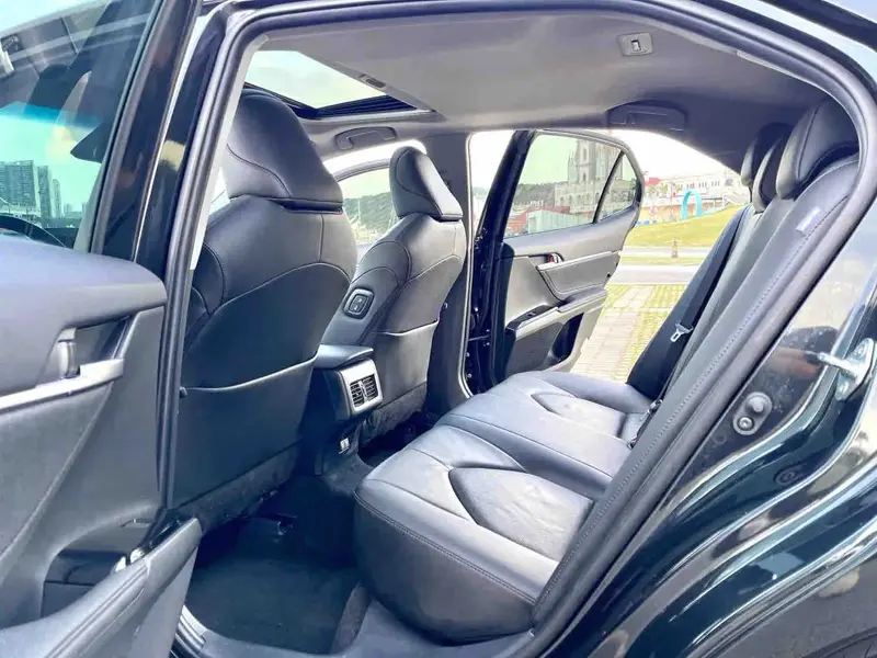 Vehicle photo 9