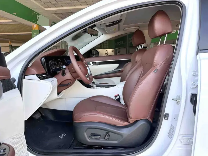 Vehicle photo 7