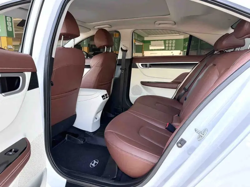 Vehicle photo 8