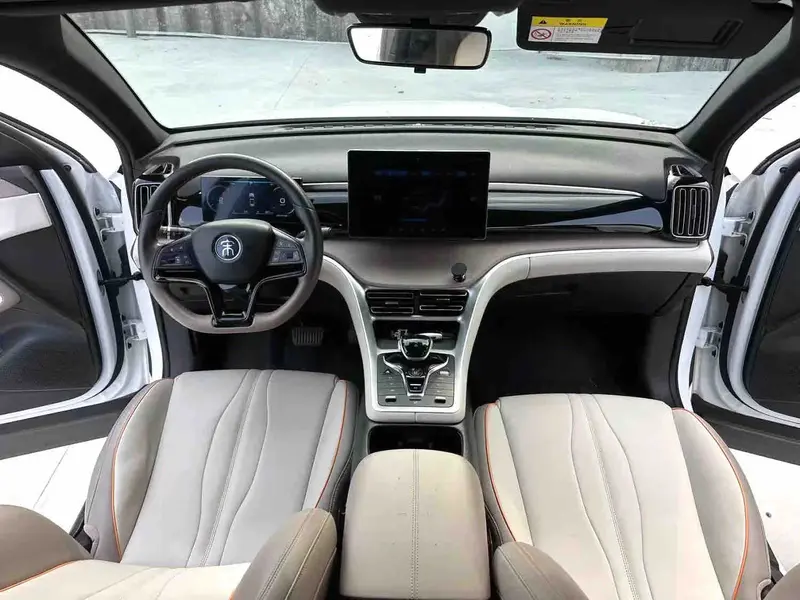 Vehicle photo 7