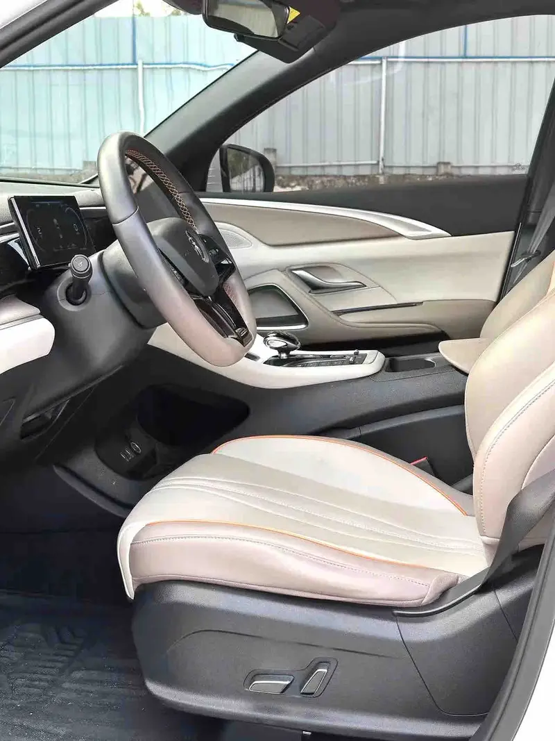 Vehicle photo 8