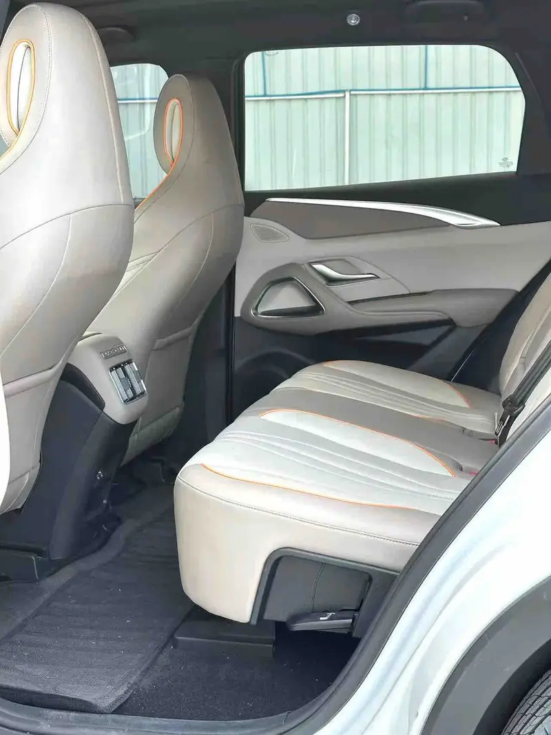 Vehicle photo 9