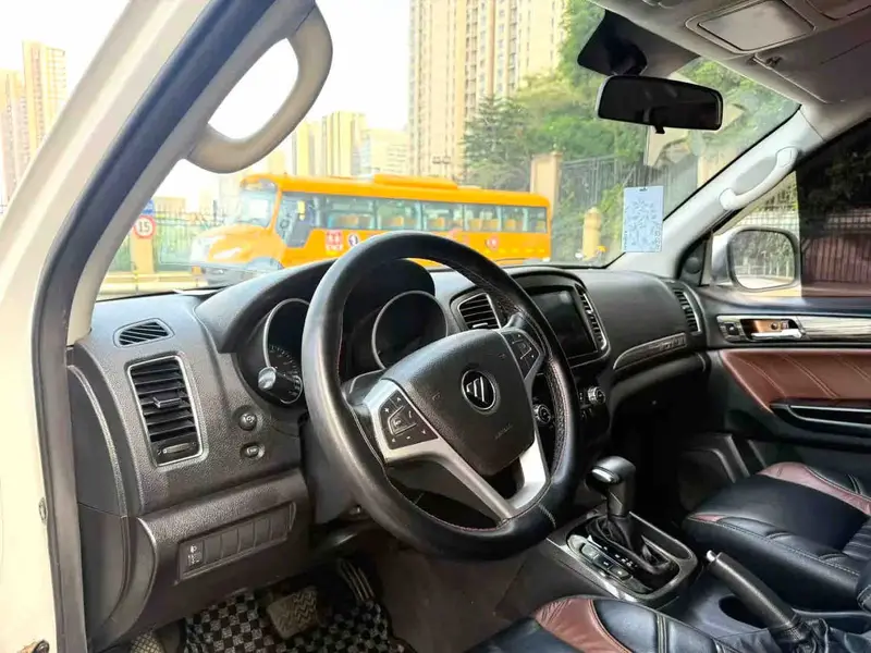 Vehicle photo 7
