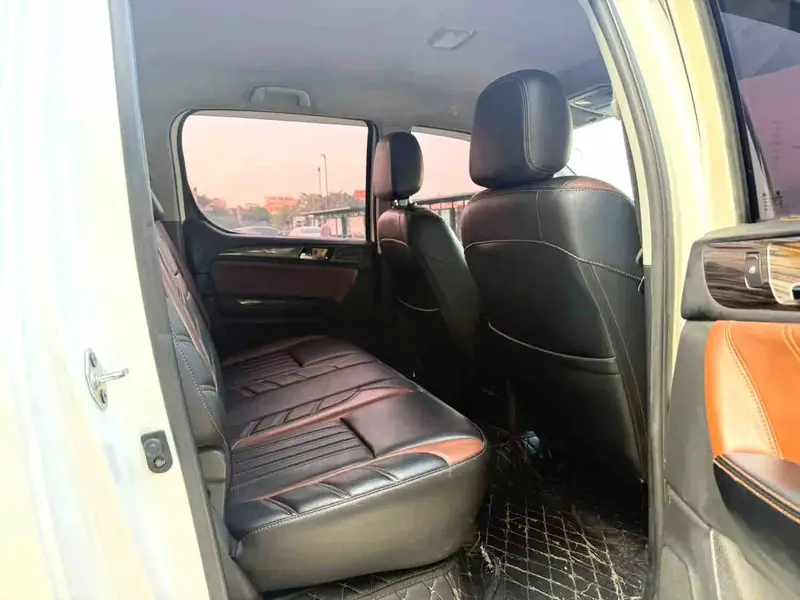 Vehicle photo 9
