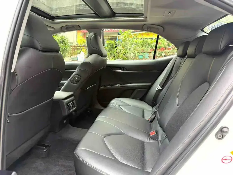 Vehicle photo 7