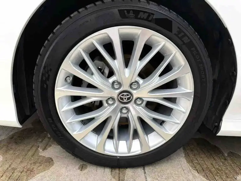 Vehicle photo 9