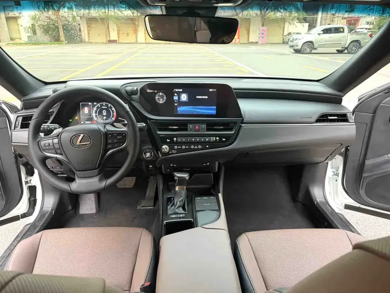 Vehicle photo 4