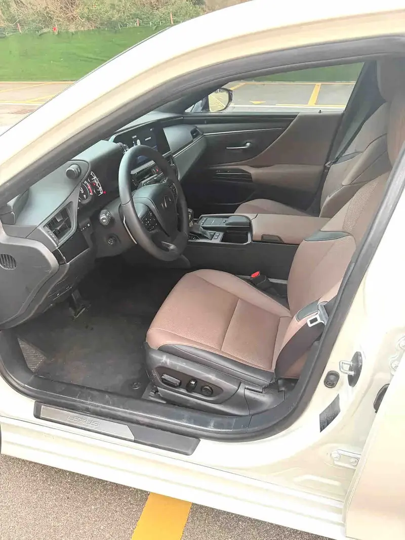 Vehicle photo 5