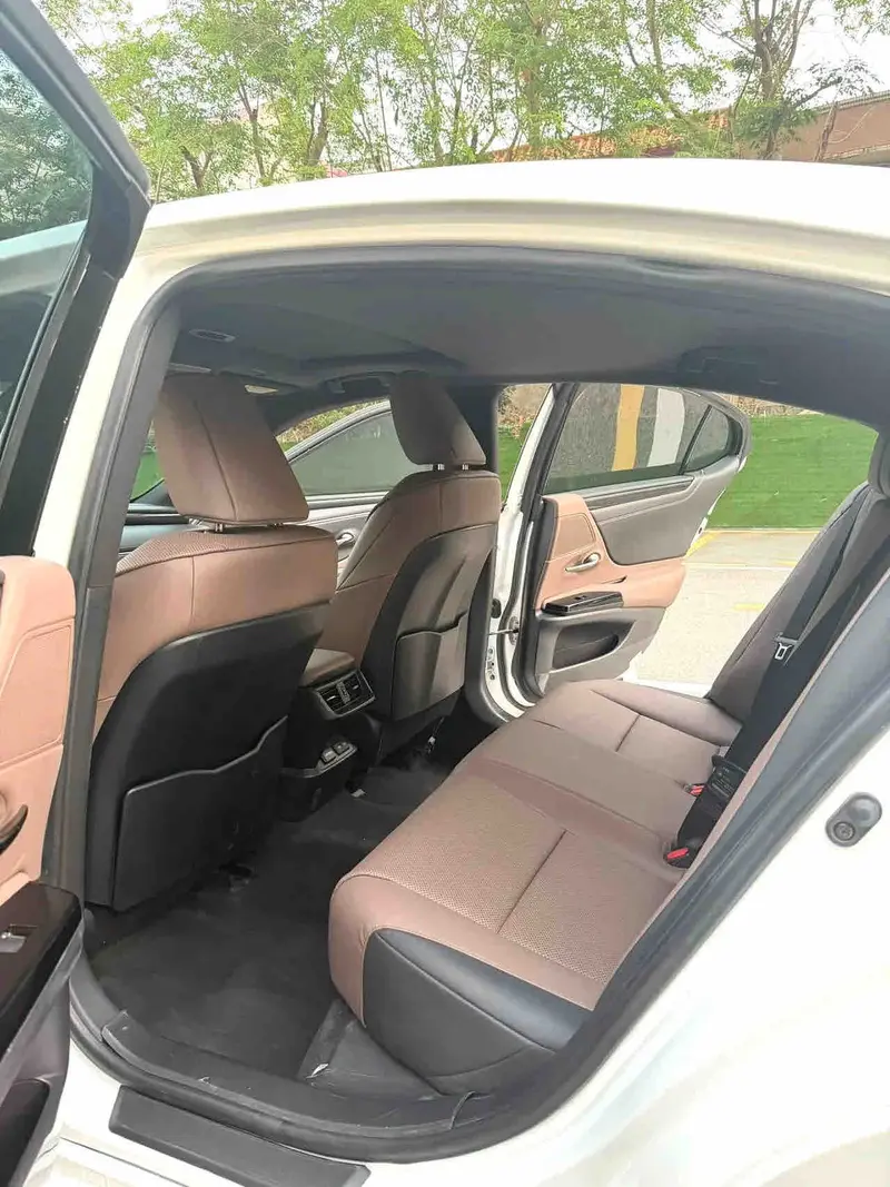 Vehicle photo 6