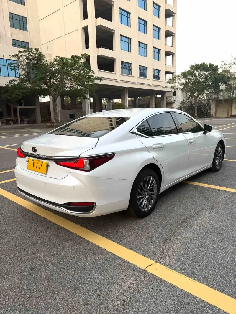 Vehicle photo 7