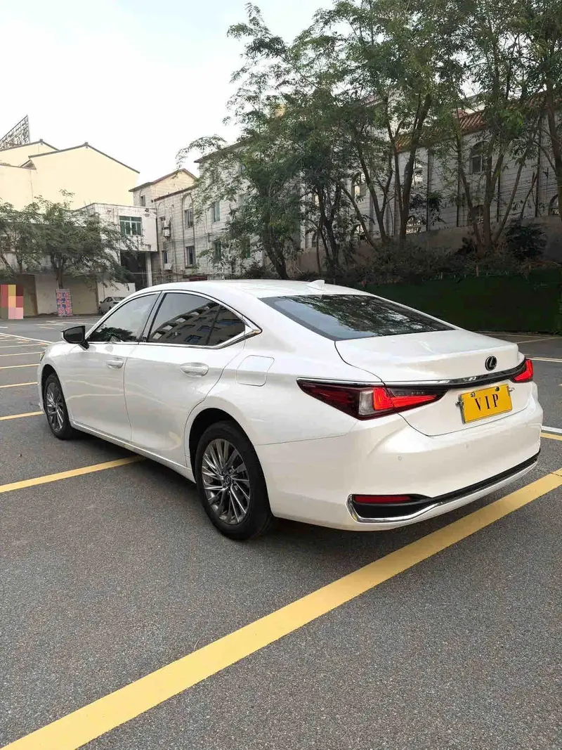 Vehicle photo 8