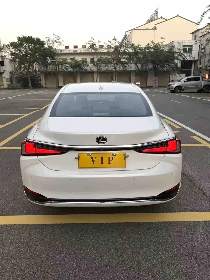 Vehicle photo 9