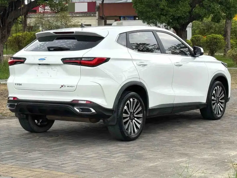 Vehicle photo 6