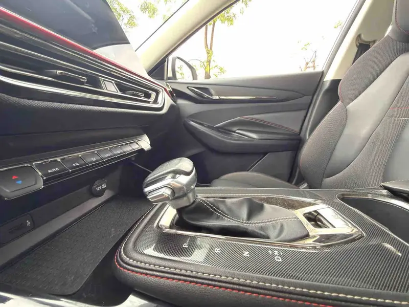 Vehicle photo 15