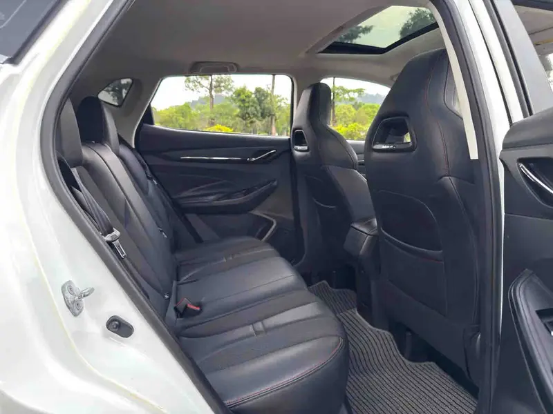 Vehicle photo 19