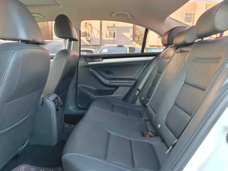 Vehicle photo 5