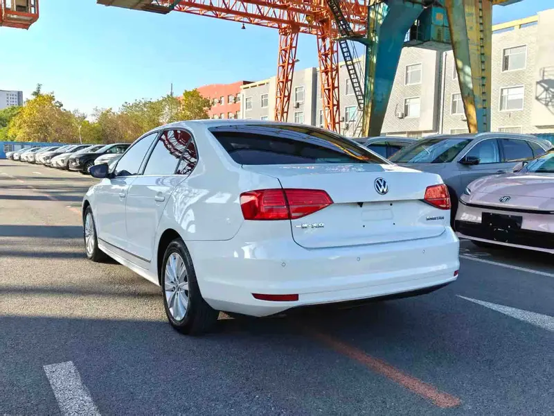Vehicle photo 6