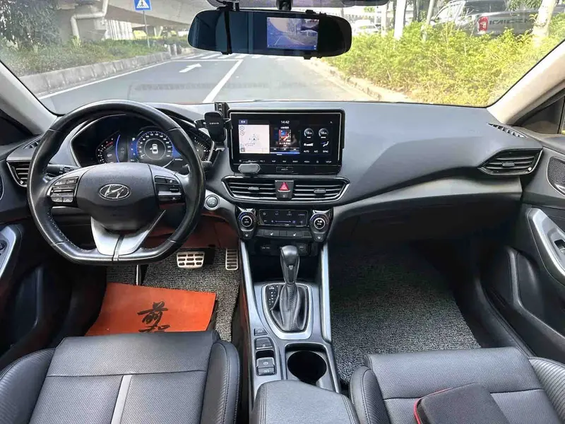 Vehicle photo 5