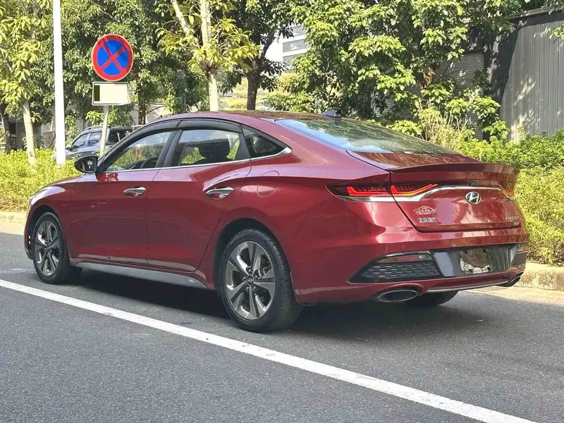 Vehicle photo 7