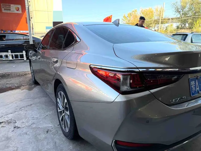 Vehicle photo 4