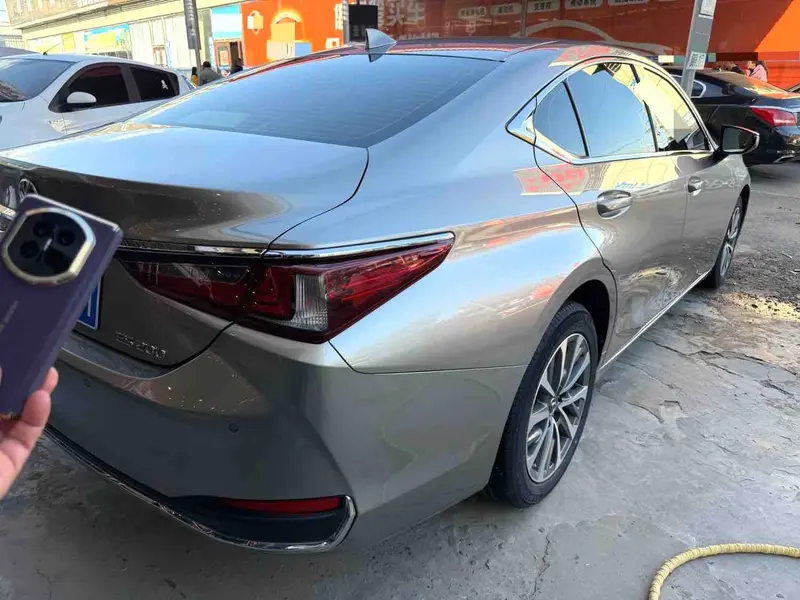 Vehicle photo 5