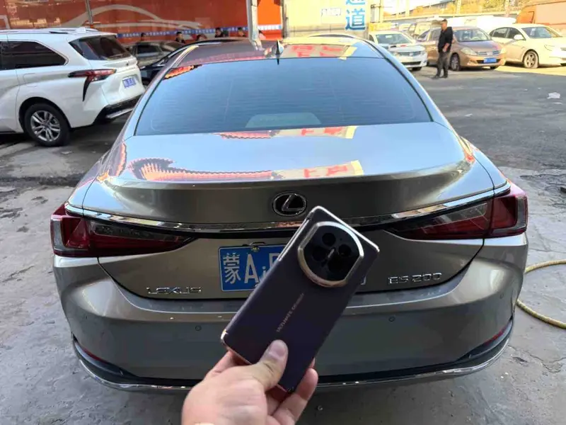 Vehicle photo 6