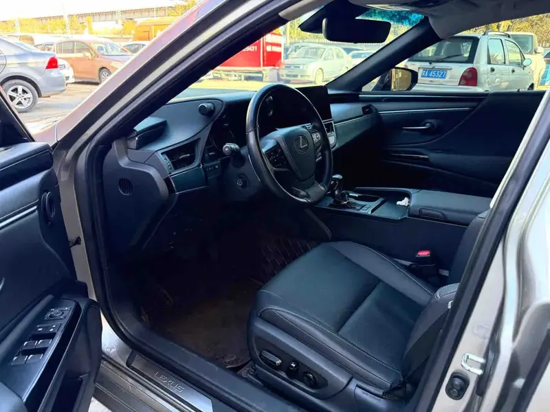 Vehicle photo 7