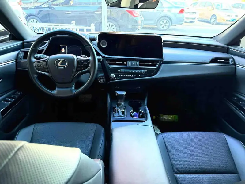 Vehicle photo 8